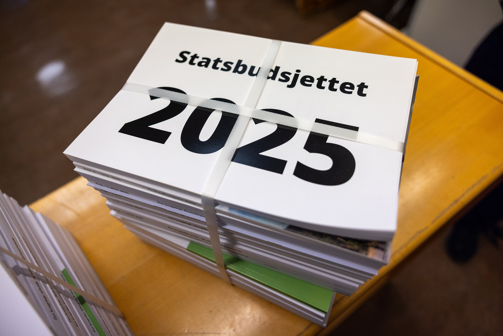 Regjeringens forslag til statsbudsjett for 2025 på ekspedisjonskontoret på Stortinget / Foto: Morten Brakestad/Stortinget